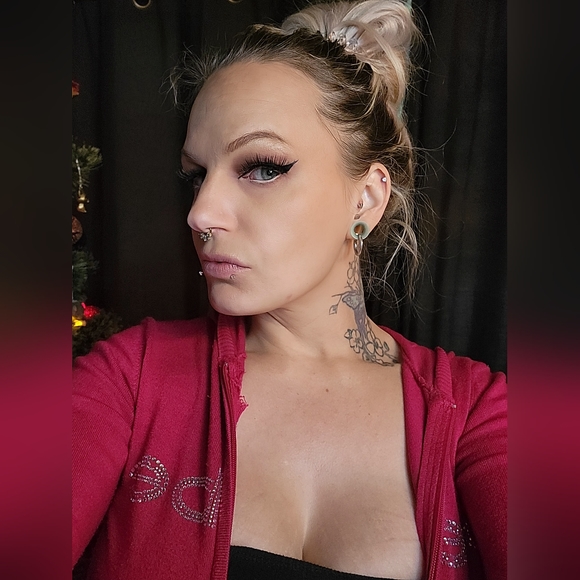 Meet your Posher, Tasha 👽💕 - Picture 2 of 3